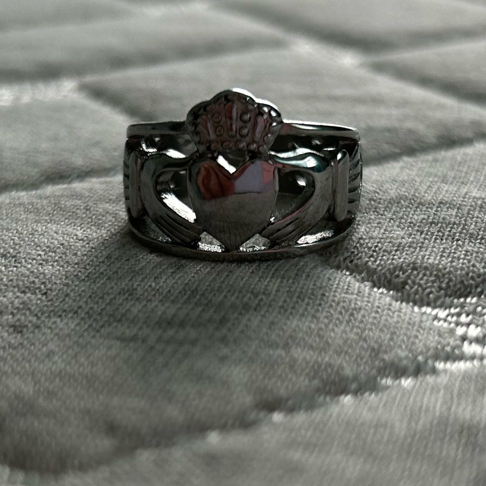 Claddagh Ring 🍀 - Picture 4 of 7